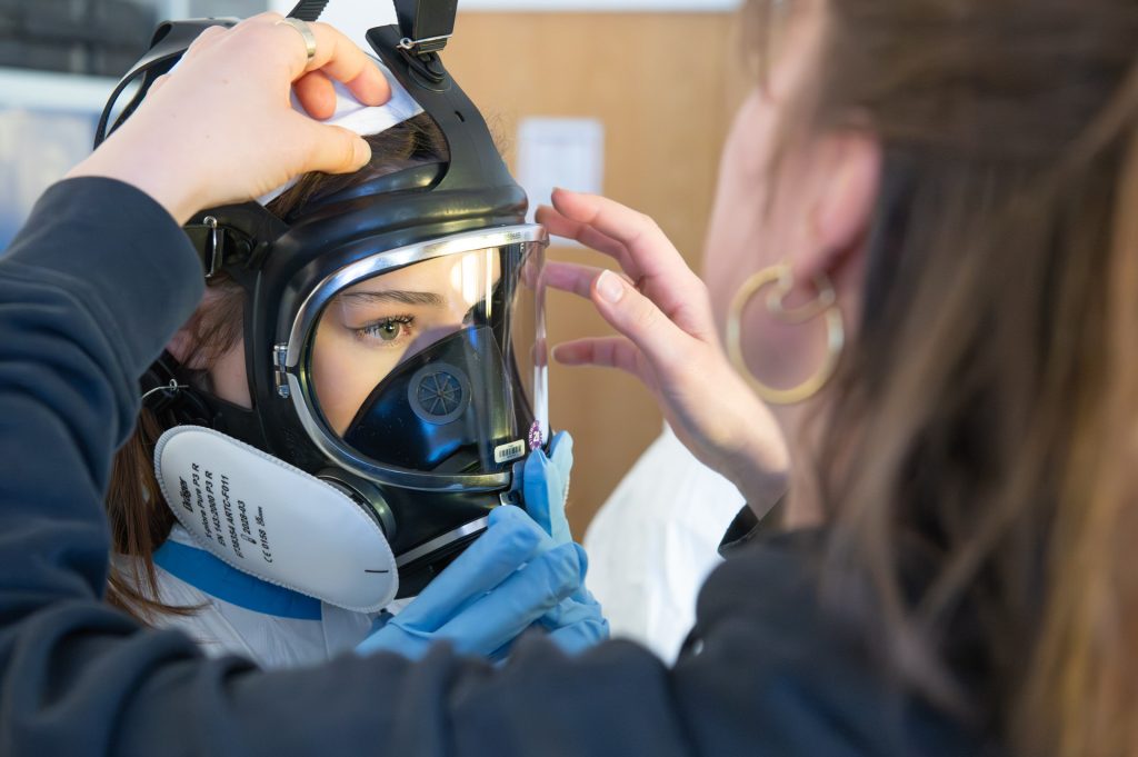 Impressionen Girls´Day 2026, Teilnehmerin mit Maske