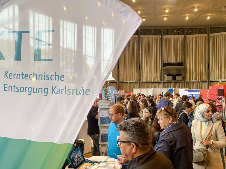 Menschenmenge am Messestand