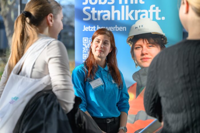 Kollegin der KTE bei KIT-Karrieremesse