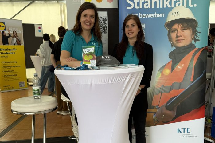 Kolleg*innen der KTE am Messestand