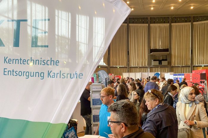 Menschenmenge am Messestand