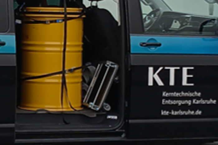 Gelbes Fass im KTE-Bus unterwegs zum Karriereportal Kerntechnik Aachen